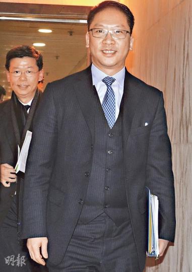 律政司長袁國強昨應邀出席法律界政改論壇,與約百個同業討論政改,他在會後坦言雙方有不同意見屬健康正常,不可能一次討論即達成共識。(劉焌陶攝)立法會議員郭榮鏗(右)說,昨日與會者大致有共識普選不能設篩選,港大學者張達明(左)則相信,袁國強亦深明政改關鍵在於港人能否有真正的選擇。(劉焌陶攝) 律政司長袁國強昨應邀出席法律界政改論壇,與約百個同業討論政改,他在會後坦言雙方有不同意見屬健康正常,不可能一次討論即達成共識。(劉焌陶攝)立法會議員郭榮鏗(右)說,昨日與會者大致有共識普選不能設篩選,港大學者張達明(左)則相信,袁國強亦深明政改關鍵在於港人能否有真正的選擇。(劉焌陶攝)