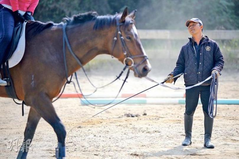 鄧廣華(圖)無悔20多年前放棄高薪厚職,轉行當馬術教練:「馬術講求與馬的感應,不是看書可以學會,要在馬背上親身感受。」(葉家豪攝) 鄧廣華(圖)無悔20多年前放棄高薪厚職,轉行當馬術教練:「馬術講求與馬的感應,不是看書可以學會,要在馬背上親身感受。」(葉家豪攝)