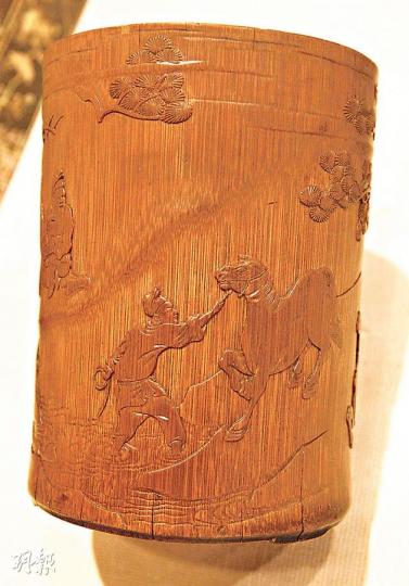 中大的展覽展出清代康熙年間的竹刻筆筒,取材自「伯樂相千里馬」的故事。(李紹昌攝) 中大的展覽展出清代康熙年間的竹刻筆筒,取材自「伯樂相千里馬」的故事。(李紹昌攝)
