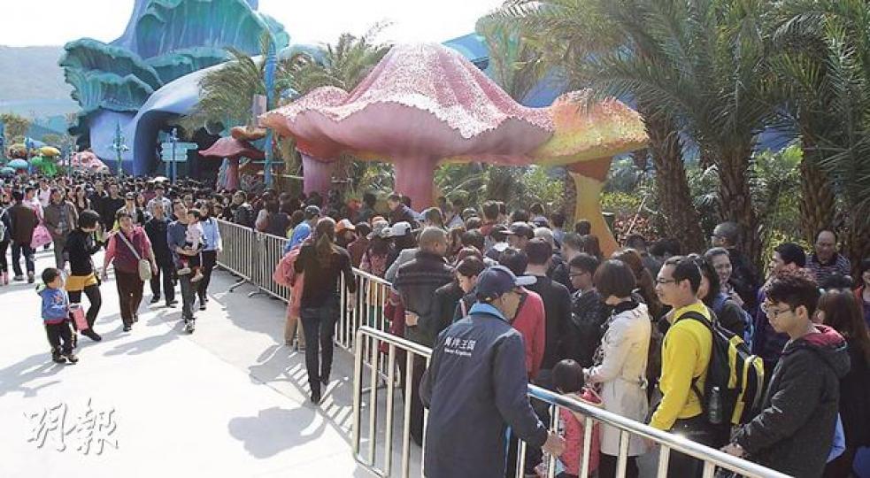 海洋王國昨首日試業,中午時分,海洋奇觀外逾1000人輪候,輪候時間超過1小時。(李澤彤攝)位於入口處的海洋大街,有一巨型天幕,播放海洋生物在海中暢泳的片段,吸引不少遊客駐足觀看,由於影片像真,部分遊客一度以為頭頂上是水族館。(李澤彤攝)工作人員表示,白鯨展館內共有7至8條白鯨,園區極地劇場每日有3場白鯨表演,最多有6條白鯨共同表演。(李澤彤攝)在海洋王國內的機動設施「深海歷奇」,遊客可在前行的車廂內觀賞水族館,觀看大水缸內的魚類暢游,另會有電子屏幕播放火山噴發、鯊魚捕食的影片。(李澤彤攝) 海洋王國昨首日試業,中午時分,海洋奇觀外逾1000人輪候,輪候時間超過1小時。(李澤彤攝)位於入口處的海洋大街,有一巨型天幕,播放海洋生物在海中暢泳的片段,吸引不少遊客駐足觀看,由於影片像真,部分遊客一度以為頭頂上是水族館。(李澤彤攝)工作人員表示,白鯨展館內共有7至8條白鯨,園區極地劇場每日有3場白鯨表演,最多有6條白鯨共同表演。(李澤彤攝)在海洋王國內的機動設施「深海歷奇」,遊客可在前行的車廂內觀賞水族館,觀看大水缸內的魚類暢游,另會有電子屏幕播放火山噴發、鯊魚捕食的影片。(李澤彤攝)