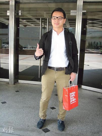 申請人周峻翹(圖)昨多次要求其代表大律師在庭上以廣東話而非英語陳辭,稍後他在庭外透露,正針對法庭的法定語言研究。(謝美琳攝) 申請人周峻翹(圖)昨多次要求其代表大律師在庭上以廣東話而非英語陳辭,稍後他在庭外透露,正針對法庭的法定語言研究。(謝美琳攝)
