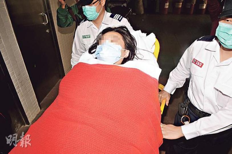 被女途人目擊將女兒擲下的少婦,送院時情緒激動,要由警方及救護員綑綁送院,其後因涉嫌虐兒罪名被捕。(湯俊彥攝)被擲落地的2歲女童受輕傷,送院治理後由外公接走。(湯俊彥攝)女途人昨晨行經沙埔新村時,驚見有婦人在貨櫃屋1樓鐵梯位置,將女童擲下地面兩車之間,立即報警求助。(蔡方山攝) 被女途人目擊將女兒擲下的少婦,送院時情緒激動,要由警方及救護員綑綁送院,其後因涉嫌虐兒罪名被捕。(湯俊彥攝)被擲落地的2歲女童受輕傷,送院治理後由外公接走。(湯俊彥攝)女途人昨晨行經沙埔新村時,驚見有婦人在貨櫃屋1樓鐵梯位置,將女童擲下地面兩車之間,立即報警求助。(蔡方山攝)