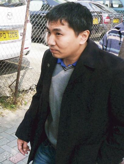 事主楊憲嵐的父親楊浩云(圖)曾問助教馬毅珩,若他一直看着廁所門口,是否可確認事主回到泳池。馬對此表示認同。(何偉畧攝) 事主楊憲嵐的父親楊浩云(圖)曾問助教馬毅珩,若他一直看着廁所門口,是否可確認事主回到泳池。馬對此表示認同。(何偉畧攝)