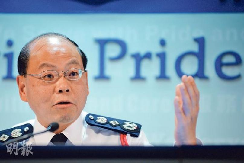 對於去年有休班警員參與旺角集會,引起社會關注警隊中立問題,警務處長曾偉雄(圖)昨在回顧2013年香港罪案情况的記者會上指出,警務人員也有公民政治權利,回看去年發生的事件,不認為有需要改變現時有關警員參與公眾活動的規範。(葉家豪攝)(明報製圖) 對於去年有休班警員參與旺角集會,引起社會關注警隊中立問題,警務處長曾偉雄(圖)昨在回顧2013年香港罪案情况的記者會上指出,警務人員也有公民政治權利,回看去年發生的事件,不認為有需要改變現時有關警員參與公眾活動的規範。(葉家豪攝)(明報製圖)