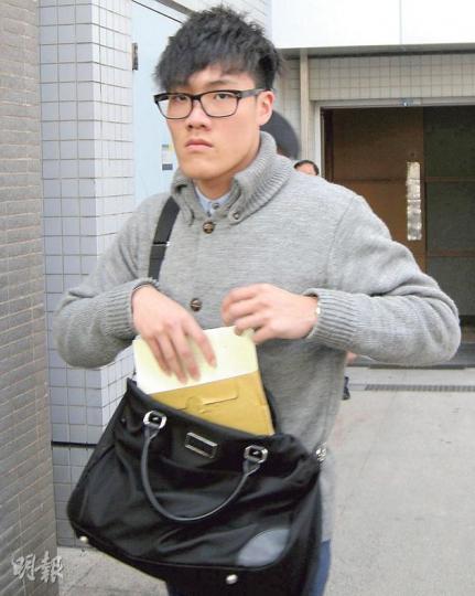 19歲被告唐家銨(圖)昨於庭上表現頗為緊張,一度喃喃自語,離開法庭時則大方讓記者拍照。(黃建邦攝) 19歲被告唐家銨(圖)昨於庭上表現頗為緊張,一度喃喃自語,離開法庭時則大方讓記者拍照。(黃建邦攝)