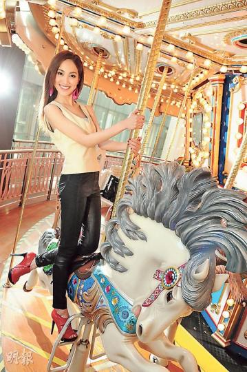 港姐陳凱琳將伙拍黎耀祥拍新劇《商戰》,希望處女作旗開得勝。(攝影﹕孫華中)蔡思貝(左起)、陳凱琳、歐陽巧瑩、劉佩玥趁馬年相約騎旋轉木馬,馬年她們全力向演藝之路進發。(攝影﹕孫華中) 港姐陳凱琳將伙拍黎耀祥拍新劇《商戰》,希望處女作旗開得勝。(攝影﹕孫華中)蔡思貝(左起)、陳凱琳、歐陽巧瑩、劉佩玥趁馬年相約騎旋轉木馬,馬年她們全力向演藝之路進發。(攝影﹕孫華中)