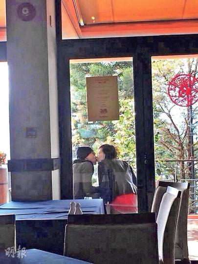 黃宗澤與楊崢被發現在西貢一家餐廳內拍拖，更情不自禁咀嘴，認真夠溫馨。（微博圖片）楊崢大方承認跟黃宗澤蜜運，還甜笑多謝記者的恭賀。（攝影：劉永銳、孫華中、黃梓烜）今年情人節不再孤單的黃宗澤，他說楊崢還未見家長。（攝影：劉永銳、孫華中、黃梓烜）楊崢駕駛黃宗澤的仿古車返家，還大方任拍照，以宣示自己的「Bosco嫂」身分。（攝影：劉永銳、孫華中、黃梓烜）