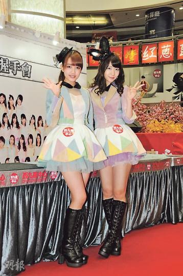 AKB48成員加藤玲奈（左）與柏木由紀（右）昨晨穿上制服出席握手會。（攝影：孫華中）小朋友都來跟加藤、柏木握手。（攝影：孫華中）加藤與柏木跟粉絲握手。（攝影：孫華中）加藤玲奈與柏木由紀前晚穿上短裙到荃灣會粉絲，加藤更開心揮手。（攝影：孫華中）