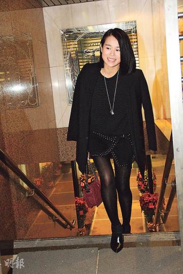胡杏兒昨以型女打扮現身中環，先往修甲，再會合好姊妹吃飯，全程表現風騷。（攝影/記者:梁榮達、柯美） 胡定欣、姚子羚及黃智雯在時裝店滿載而歸，再跟胡杏兒會合用膳。（攝影/記者:梁榮達、柯美） 身為黃宗澤契媽的汪明荃，表示不熟識楊崢，還以為對方是藝員。（攝影/記者:梁榮達、柯美）