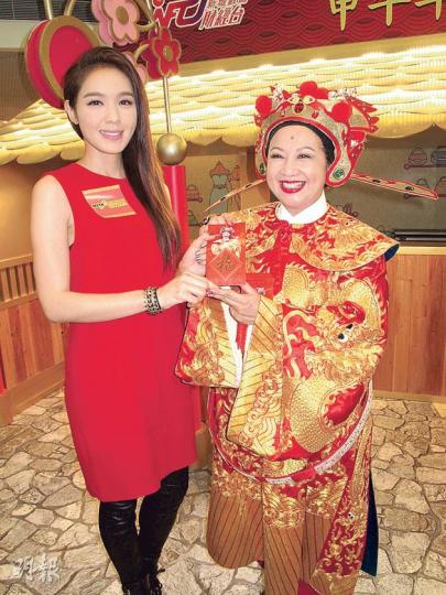 女財神薛家燕派利市給官恩娜皆大歡喜。（攝影/記者：孫慧莊）