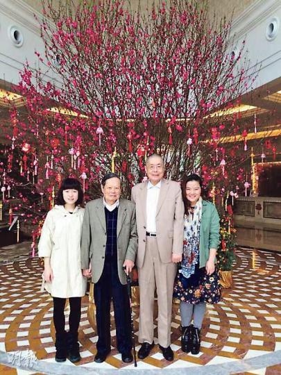 孫穎（右起）、劉詩昆、諾貝爾物理學獎得主楊振寧及太太翁帆一起開年。（攝影/記者：林蘊兒）