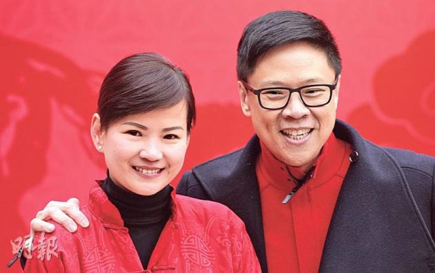 陳志雲（右）昨出席商業電台團拜時宣布，即時卸任行政總裁一職，轉任新設的全職受薪職位「首席智囊」，而商台日常行政最高決策人，將由總經理陳靜嫻（左）頂上。（李澤彤攝）
