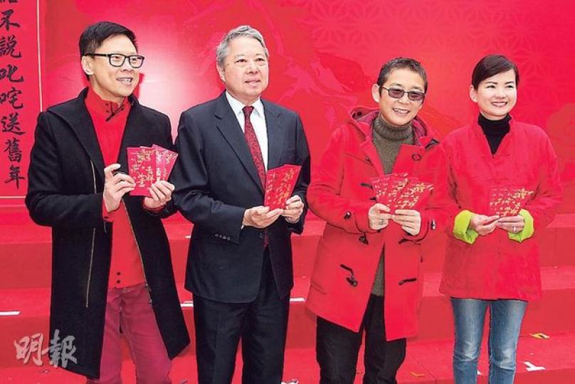 陳志雲（左起）、何驥、俞琤及陳靜嫻等商台高層齊齊向市民拜年。（攝影﹕梁迺楠）