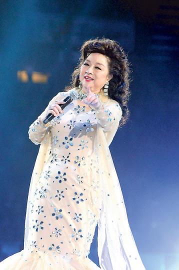 徐小鳳以一貫招牌手勢獻唱經典金曲。(攝影:孫華中)小鳳姐多次自拍都未成功,最後請工作人員幫她與歌迷合照。(攝影:孫華中)小鳳姐從花冠形舞台升出來,果然配合個唱主題金光燦爛。(攝影:孫華中)鄭秀文擔任首場嘉賓,綵排完先行離開。(攝影:孫華中) 徐小鳳以一貫招牌手勢獻唱經典金曲。(攝影:孫華中)小鳳姐多次自拍都未成功,最後請工作人員幫她與歌迷合照。(攝影:孫華中)小鳳姐從花冠形舞台升出來,果然配合個唱主題金光燦爛。(攝影:孫華中)鄭秀文擔任首場嘉賓,綵排完先行離開。(攝影:孫華中)