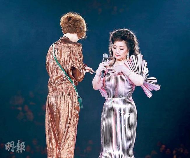 小鳳姐即席脫下金戒指。（攝影：孫華中）小鳳姐送上一對金戒指給Sammi及許志安。（攝影：孫華中）Sammi見到小鳳姐立即飛撲擁抱。（攝影：孫華中）徐小鳳姐在encore環節穿上經典波波裙，令歌迷大飽眼福。（攝影：孫華中）Sammi戴上徐小鳳送的一對金戒指，其中一隻將轉送給未婚夫許志安。（攝影：孫華中）徐小鳳與粉絲握手大受歡迎。（攝影：孫華中）小鳳姐的舞台服裝依舊非常華麗。（攝影：孫華中）小鳳姐跟着排舞師指導做出郭富城的揼心口姿勢。（攝影：孫華中）