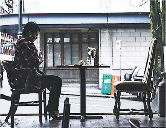 欣宜在加拿大獨坐咖啡店懷念與母親相處的日子。（微博圖片）
