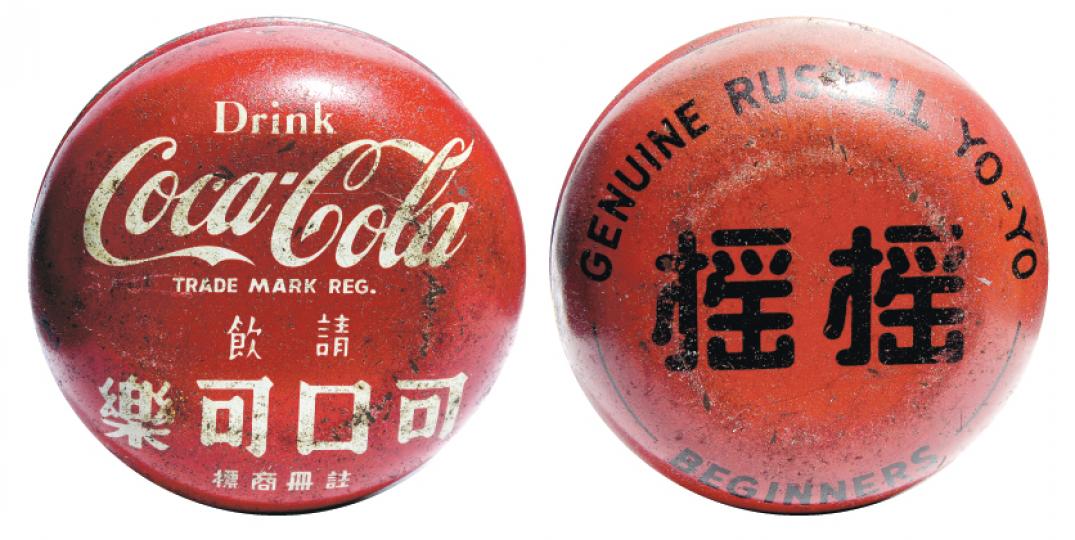 1960年代，可口可樂與羅素搖搖推出的第一款搖搖，全金屬製造（包括鐵心軸承），非常罕有，Ken也只見過這一個，曾有人出價五千元求割愛，Ken也不為所動。（圖為搖搖的兩面圖案）（陳淑安攝） 聖誕搖搖 - 圖中四款聖誕版羅素搖搖是非賣品，是Ken於羅素搖搖公司擔任表演隊成員時，公司每年送贈的聖誕紀念品。（右上起順時針：93、95、96及98年，未有估價）（陳淑安攝） 雪碧搖搖﹕除了可樂羅素搖搖外，還有同廠推出的雪碧及芬達羅素搖搖，圖中便是一款有40年歷史的圓邊木心軸承雪碧羅素搖搖。（未有估價）（陳淑