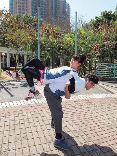 糖兄咬緊牙關揹起糖妹。（攝影/記者：楊安莉）