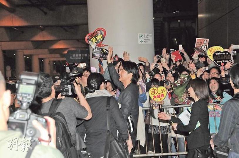 福山雅治步出香港機場見到大批粉絲支持，他立即親切地揮手打招呼。（攝影：孫華中、梁迺楠）