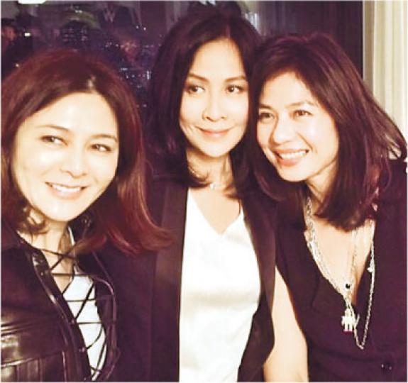 關之琳（左起）、劉嘉玲及鍾楚紅三大女神碰頭，單看她們的笑容已知這次約會很開心。（微博圖片）