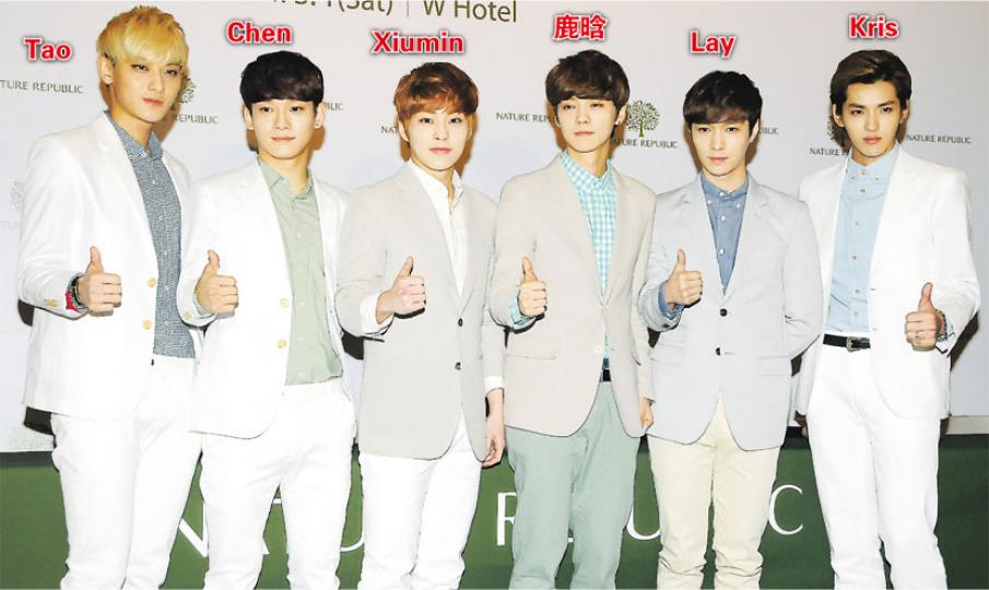 EXO-M 6子人氣強勁,旋風襲港感受到香港粉絲的熱情。(攝影﹕孫華中、鍾偉茵)3000名粉絲迫爆旺角為見EXO-M,場面墟冚,但引起附近商舖不滿。(攝影﹕孫華中、鍾偉茵)Tao(箭嘴示)被粉絲重重包圍,幾經辛苦才成功上車。(攝影﹕孫華中、鍾偉茵)保安手拉手護送Kris(前)與Xiumin(後)離開。(攝影﹕孫華中、鍾偉茵)EXO-M昨晚在旺角乘車駛離活動現場期間,混亂中兩架巴士發生輕微相撞。(攝影﹕孫華中、鍾偉茵)大批粉絲伸出手想觸摸偶像Chen。(攝影﹕孫華中、鍾偉茵)有粉絲因不適被救護人員 EXO-M 6子人氣強勁,旋風襲港感受到香港粉絲的熱情。(攝影﹕孫華中、鍾偉茵)3000名粉絲迫爆旺角為見EXO-M,場面墟冚,但引起附近商舖不滿。(攝影﹕孫華中、鍾偉茵)Tao(箭嘴示)被粉絲重重包圍,幾經辛苦才成功上車。(攝影﹕孫華中、鍾偉茵)保安手拉手護送Kris(前)與Xiumin(後)離開。(攝影﹕孫華中、鍾偉茵)EXO-M昨晚在旺角乘車駛離活動現場期間,混亂中兩架巴士發生輕微相撞。(攝影﹕孫華中、鍾偉茵)大批粉絲伸出手想觸摸偶像Chen。(攝影﹕孫華中、鍾偉茵)有粉絲因不適被救護人員
