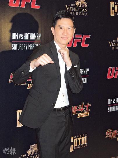 張家輝昨晚現身澳門,欣賞「UFC澳門格鬥之夜」拳賽,見到記者時更手癢癢打兩拳。(攝影/記者﹕鍾一虹) 張家輝昨晚現身澳門,欣賞「UFC澳門格鬥之夜」拳賽,見到記者時更手癢癢打兩拳。(攝影/記者﹕鍾一虹)