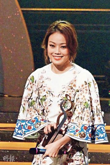 容祖兒因喉嚨不適，前晚領獎亦未能演唱，只好親領獎答謝歌迷。（攝影﹕梁迺楠）何韻詩在《IFPI香港唱片銷量大獎》中共奪5獎成為大贏家。（攝影﹕梁迺楠）