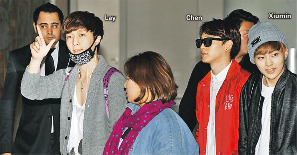 EXO-M離港，在機場親切地向粉絲打招呼。（攝影﹕娛樂組）Kris官仔骨骨道別，相信粉絲一定冧爆。（攝影﹕娛樂組）粉絲為了見偶像無所不用其極，更有女粉絲施展飄色（箭嘴），認真誇張。（攝影﹕娛樂組）粉絲出動櫈仔、行李車務求企高，多看偶像一眼。（攝影﹕娛樂組）