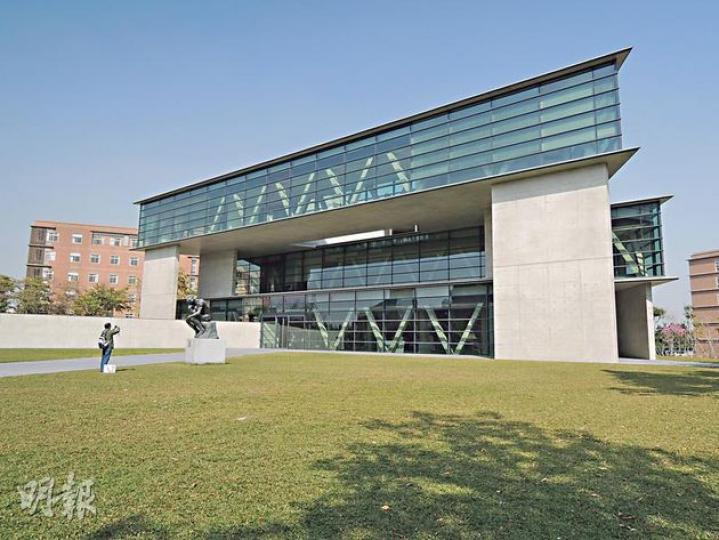 從外遠看三個三角形的建築外形。（黃潔玲攝）戶外庭園欣賞羅丹的雕像《沉思者》。（黃潔玲攝）二樓與三樓之間，從天花下瀉的神聖之光。（黃潔玲攝）三樓三角走廊，可一眼看到左右延伸的線條。（黃潔玲攝）館長劉育東（圖）解釋，三角形是安藤忠雄2000年後的設計風格，亞洲現代美術館也大量的運用三角形為設計元素。（黃潔玲攝）賴建忠身體力行支持爸爸造林，鑽研咖啡，種咖啡，開咖啡店。（黃潔玲攝）以台灣咖啡豆炮製的桂花咖啡，130新台幣36港元。（黃潔玲攝）雲道咖啡館以樹為靈魂，室內設計也是處處見樹。（黃潔玲攝）（明報