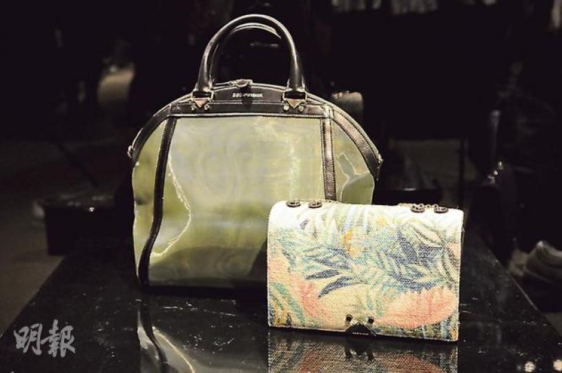 左:綠色小牛皮尼龍手袋$10,200,右:花卉圖案方形手袋$5,400。(攝影:孫華中)左:三色羊皮clutch$9,400,中:黑色花瓣形手袋$10,200,右:淡棕色花瓣形手袋$12,100。(攝影:孫華中)左:白色小牛皮搭帶涼鞋$5,300,右:綠色直間露趾高跟鞋$5,300。(攝影:孫華中)左:花卉圖案Mary Jane露趾高跟鞋$4,800,右:綠色尖頭網狀閃石高跟鞋$6,300。(攝影:孫華中) 左:綠色小牛皮尼龍手袋$10,200,右:花卉圖案方形手袋$5,400。(攝影:孫華中)左:三色羊皮clutch$9,400,中:黑色花瓣形手袋$10,200,右:淡棕色花瓣形手袋$12,100。(攝影:孫華中)左:白色小牛皮搭帶涼鞋$5,300,右:綠色直間露趾高跟鞋$5,300。(攝影:孫華中)左:花卉圖案Mary Jane露趾高跟鞋$4,800,右:綠色尖頭網狀閃石高跟鞋$6,300。(攝影:孫華中)