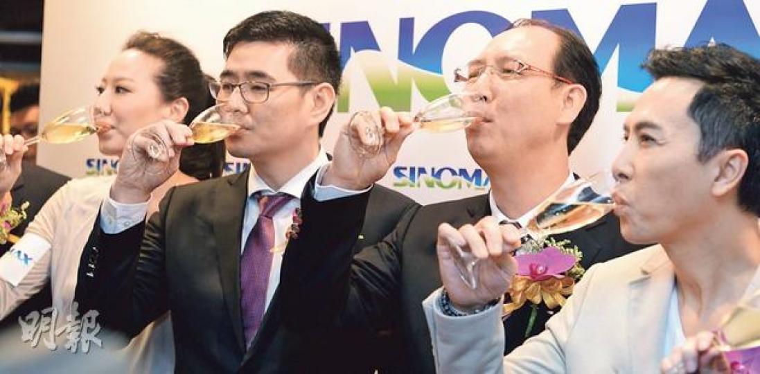 盛諾董事長林志凡（右二）昨日表示希望借上市推動公司國際化，同時亦可進一步擴張門店。Sinomax昨日在銅鑼灣為其第12間生活館舉辦開幕儀式。圖右起為嘉賓甄子丹、林志凡、總裁張棟及甄子丹太太汪詩詩。（劉焌陶攝）