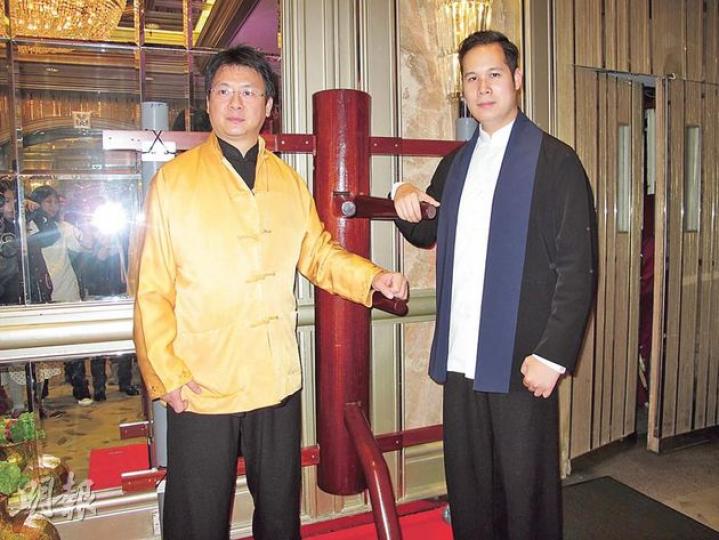 周國豐(右)前晚於酒店設宴10圍,以傳統儀式正式公開向江志強師父(左)學詠春。(攝影/記者:林蘊兒) 周國豐(右)前晚於酒店設宴10圍,以傳統儀式正式公開向江志強師父(左)學詠春。(攝影/記者:林蘊兒)
