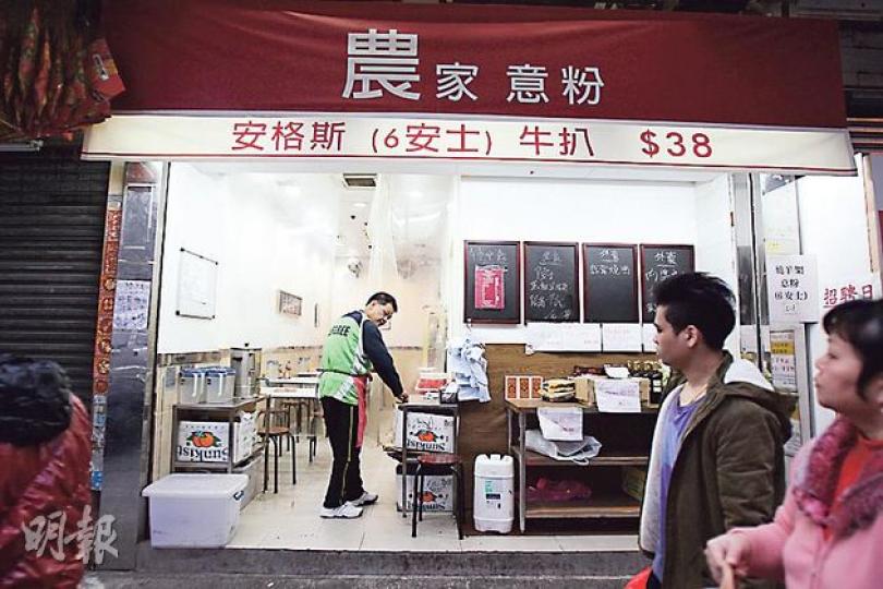 陳興濤早年被頒令破產後，再開設4間「農家意粉」，主打中下價牛扒。圖為「農家意粉」長沙灣分店昨晚市情况，食客不多。（林俊源攝）「農場餐廳」創辦人陳興濤（黃建邦攝）