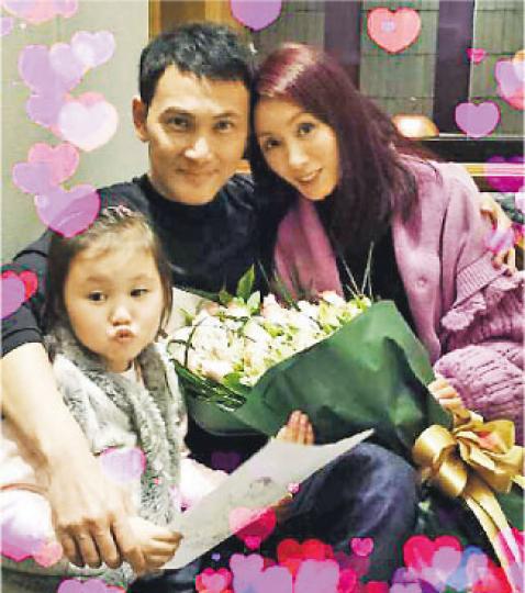 林文龍與郭可盈結婚周年這個大日子,當然少不了女兒小津,一家三口好溫馨。(微博圖片)郭可盈有老公惜,是幸福人妻。(微博圖片) 林文龍與郭可盈結婚周年這個大日子,當然少不了女兒小津,一家三口好溫馨。(微博圖片)郭可盈有老公惜,是幸福人妻。(微博圖片)