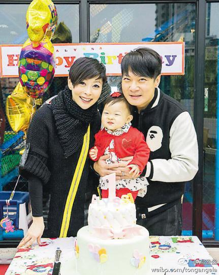 錢嘉樂與湯盈盈為囡囡開生日派對,壽星女開心笑咪咪。(微博圖片) 錢嘉樂與湯盈盈為囡囡開生日派對,壽星女開心笑咪咪。(微博圖片)
