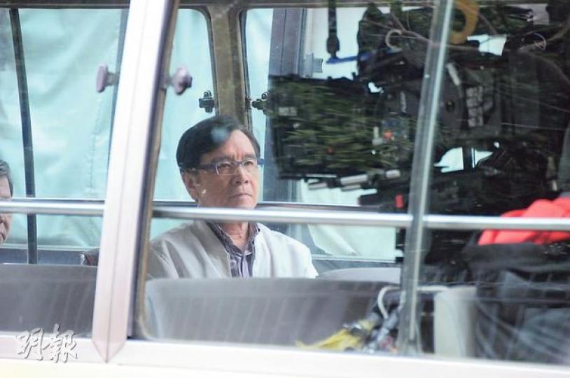 姜大衛昨日復工拍《惡毒老人同盟》，遊了半日小巴河。（攝影/記者：林祖傑）姜大衛享受與港視合作，雖然劇集播映無期，但他為了完成《惡》劇而推掉兩部劇集。（攝影/記者：林祖傑）劇集可以繼續拍攝，工作人員投入要做到最好，導演黃偉賢（右一）與姜大衛（左二）對戲。（攝影/記者：林祖傑）