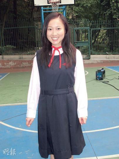 黃美棋昨日素顏穿校服扮演17歲的中五生，拍攝慈善電影《錯過》。（攝影/記者﹕鍾一虹）美棋BB（紅衫）前日化身米妮，與30名舞者在銅鑼灣大跳快閃舞。（攝影/記者﹕鍾一虹）