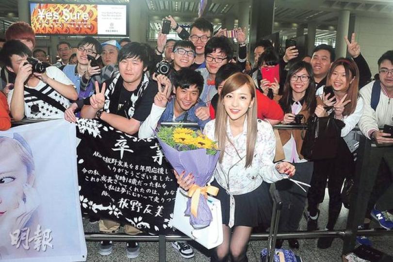 板野友美在機場走近粉絲堆合照，非常親民。（攝影/記者：陳釗）