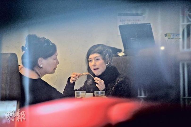 司馬燕與女友人一邊聊天一邊享用炸雞翼。（攝影：黃梓烜、梁榮達）司馬燕目前體重只得72磅，面對美食依然開胃，不過卻吸收較慢。（攝影：黃梓烜、梁榮達）因為剛於三周前才做完手術，司馬燕行路亦較慢及掩住腹部。（攝影：黃梓烜、梁榮達）司馬燕剛度過51歲生日，前晚與友人一起吃飯補祝，收到玫瑰花更是開心。（微博圖片）