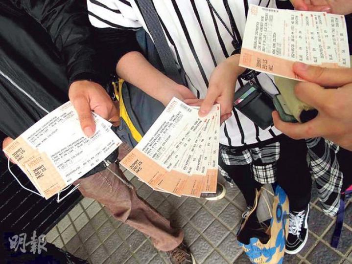 市民每人只限購4張飛。（攝影﹕梁迺楠）五月天歌迷在中環大會堂捱了數晚通宵，雖然心驚膽戰怕被恐嚇，但買到飛總算安慰。（攝影﹕梁迺楠）在尖沙嘴通利琴行外排最前位置的，達數十人均為南亞裔人，有些更自稱為五月天粉絲。（攝影﹕梁迺楠）由於市民都希望購得門票，所以若懷疑有人打尖就報警求助。（攝影﹕梁迺楠）在中環大會堂的售票處，有一整列膠櫈讓南亞裔人士坐着等買飛。（攝影﹕梁迺楠）有五月天歌迷堅持不買黃牛票，免助長歪風。（攝影﹕梁迺楠）有人手持一大疊500元紙幣，為排隊買票者代付款，但強調不是黃牛黨，只是代內地