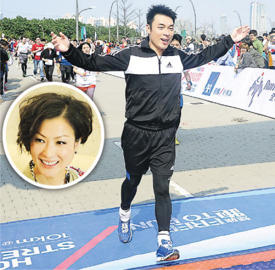 許志安平日跟鄭秀文(圓圖)跑步,訓練有素,故昨日輕鬆完成街馬10公里。(攝影/記者:陳釗) 許志安平日跟鄭秀文(圓圖)跑步,訓練有素,故昨日輕鬆完成街馬10公里。(攝影/記者:陳釗)