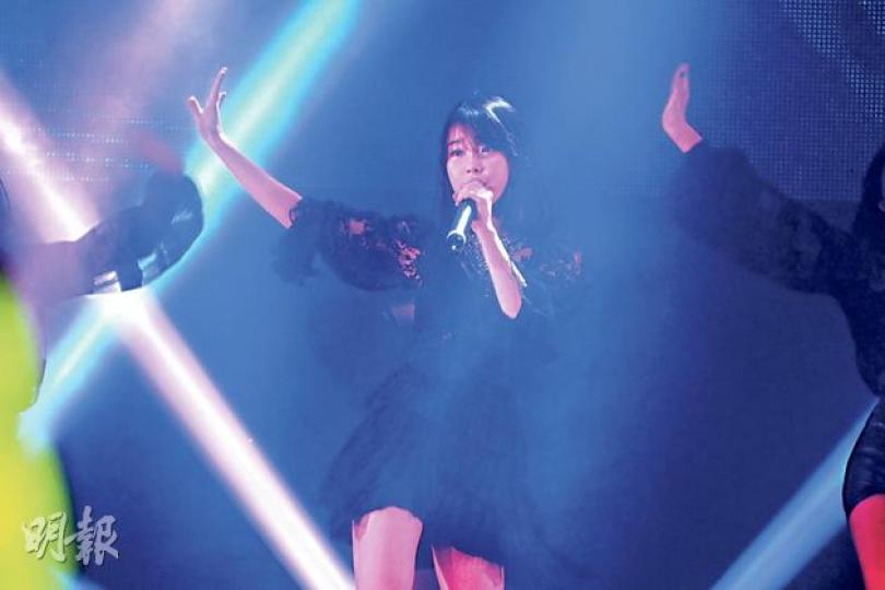 穿著黑色透視舞衣的IU,以快歌《紅舞鞋》揭開演唱會序幕,現場氣氛瞬即高漲。(攝影:梁迺楠)IU大方跟粉絲擁抱,又跟她們面貼面及擺出心型甫士合照,令台下粉絲羨慕不已。(攝影:梁迺楠)(攝影:梁迺楠) 穿著黑色透視舞衣的IU,以快歌《紅舞鞋》揭開演唱會序幕,現場氣氛瞬即高漲。(攝影:梁迺楠)IU大方跟粉絲擁抱,又跟她們面貼面及擺出心型甫士合照,令台下粉絲羨慕不已。(攝影:梁迺楠)(攝影:梁迺楠)