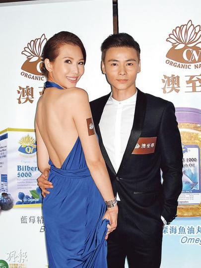 曬玉背的蔡少芬首次與老公張晉夫妻檔做代言人,酬勞可觀。(攝影/記者:林蘊兒) 曬玉背的蔡少芬首次與老公張晉夫妻檔做代言人,酬勞可觀。(攝影/記者:林蘊兒)