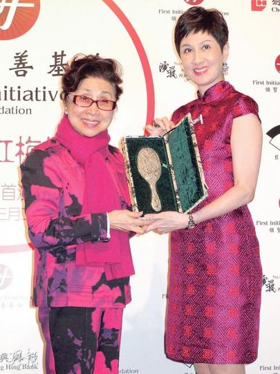 「領賢慈善基金」主席王幼倫贈送古董鏡子給仙姐。(攝影/記者﹕孫慧莊) 「領賢慈善基金」主席王幼倫贈送古董鏡子給仙姐。(攝影/記者﹕孫慧莊)