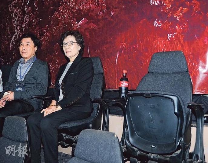 伍樂城演唱會昨晚預留控制台下的座位給他,並放上他最愛可樂,大太太及兒子張永康在旁陪伴。(攝影/記者﹕林祖傑)陳慧琳獻唱《最愛演唱會》悼念耀榮叔,一度感觸聲音哽咽。(攝影/記者﹕林祖傑)鍾珍帶蝦餃仔到紅館欣賞媽媽陳慧琳演出。(攝影/記者﹕林祖傑) 伍樂城演唱會昨晚預留控制台下的座位給他,並放上他最愛可樂,大太太及兒子張永康在旁陪伴。(攝影/記者﹕林祖傑)陳慧琳獻唱《最愛演唱會》悼念耀榮叔,一度感觸聲音哽咽。(攝影/記者﹕林祖傑)鍾珍帶蝦餃仔到紅館欣賞媽媽陳慧琳演出。(攝影/記者﹕林祖傑)