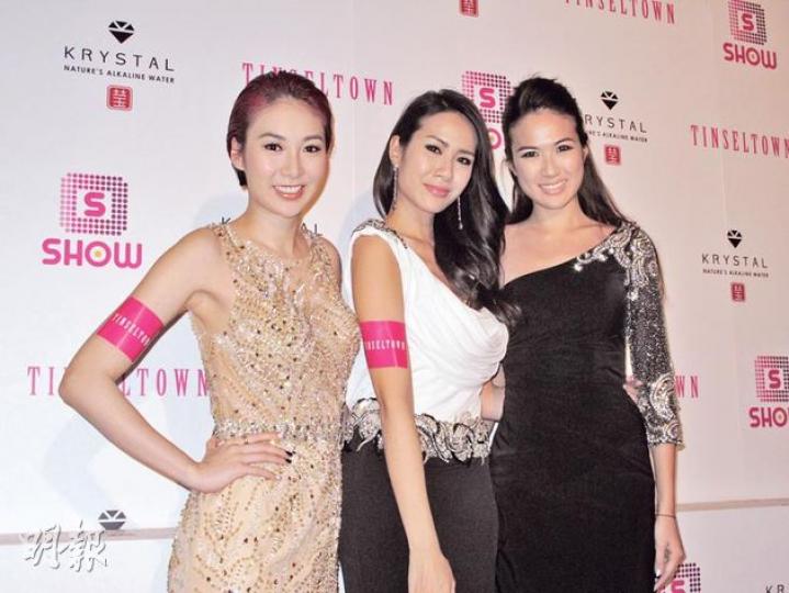 莊思敏(左起)、莊思明及莊思華三姊妹性感賀自己的時裝店開業2周年,莊思敏更表示想在上海開分店。(攝影/記者:李潔盈)陳庭欣大曬事業線性感到賀,蓋過了主人家的風頭。(攝影/記者:李潔盈) 莊思敏(左起)、莊思明及莊思華三姊妹性感賀自己的時裝店開業2周年,莊思敏更表示想在上海開分店。(攝影/記者:李潔盈)陳庭欣大曬事業線性感到賀,蓋過了主人家的風頭。(攝影/記者:李潔盈)