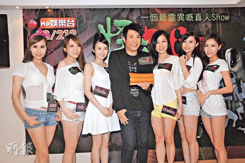 梁思浩率領一班靚女宣傳新節目《怪談•6魔女》。(攝影/記者:林祖傑) 梁思浩率領一班靚女宣傳新節目《怪談•6魔女》。(攝影/記者:林祖傑)