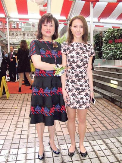 何超雲做乖乖女,陪三太陳婉珍出席東華活動。(攝影/記者:李潔盈) 何超雲做乖乖女,陪三太陳婉珍出席東華活動。(攝影/記者:李潔盈)
