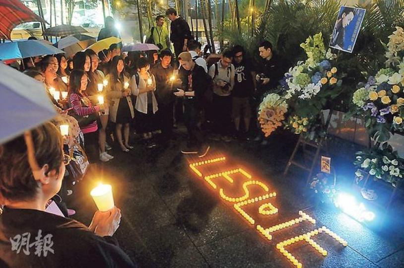 怡和大廈﹕長情的「哥迷」,昨晚冒雨在怡和大廈外舉行紀念活動。(攝影:孫華中)寶福山﹕張國榮經理人陳淑芬聯同來自世界各地「哥迷」同拜祭哥哥。(攝影:孫華中)星光大道﹕一行四人來自廣州的張國榮粉絲,到星光大道懷念一代巨星。(攝影:孫華中)文華酒店﹕鮮花依然擺滿文華酒店外,11年的思憶沒改變。(攝影:孫華中)燭光悼念﹕雖然張國榮已離開了11年,但燭光晚會上,「哥迷」聽到他的歌聲就忍不住飲泣。(攝影:孫華中) 怡和大廈﹕長情的「哥迷」,昨晚冒雨在怡和大廈外舉行紀念活動。(攝影:孫華中)寶福山﹕張國榮經理人陳淑芬聯同來自世界各地「哥迷」同拜祭哥哥。(攝影:孫華中)星光大道﹕一行四人來自廣州的張國榮粉絲,到星光大道懷念一代巨星。(攝影:孫華中)文華酒店﹕鮮花依然擺滿文華酒店外,11年的思憶沒改變。(攝影:孫華中)燭光悼念﹕雖然張國榮已離開了11年,但燭光晚會上,「哥迷」聽到他的歌聲就忍不住飲泣。(攝影:孫華中)