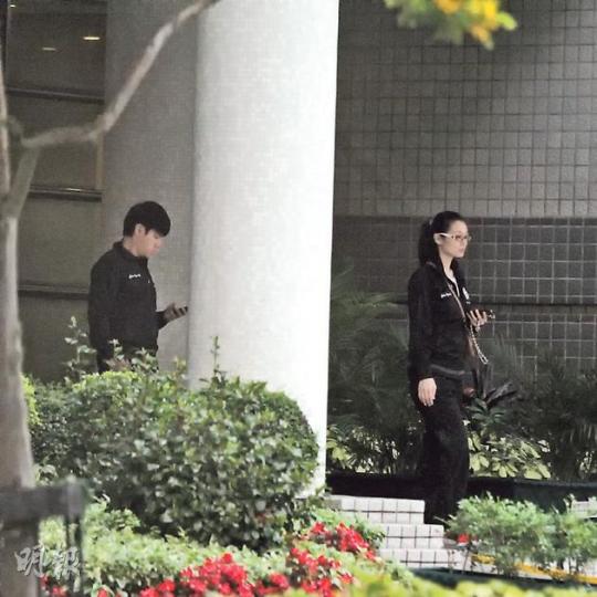 黃文迪泊車後上樓接老婆,大半小時後才見兩人一前一後步出。(攝影﹕劉永銳、梁榮達)黃文迪掛住講電話沒有扶老婆,抵鬧!(攝影﹕劉永銳、梁榮達)長腳蟹的肚大得快,懷孕3個多月已見肚。(攝影﹕劉永銳、梁榮達) 黃文迪泊車後上樓接老婆,大半小時後才見兩人一前一後步出。(攝影﹕劉永銳、梁榮達)黃文迪掛住講電話沒有扶老婆,抵鬧!(攝影﹕劉永銳、梁榮達)長腳蟹的肚大得快,懷孕3個多月已見肚。(攝影﹕劉永銳、梁榮達)